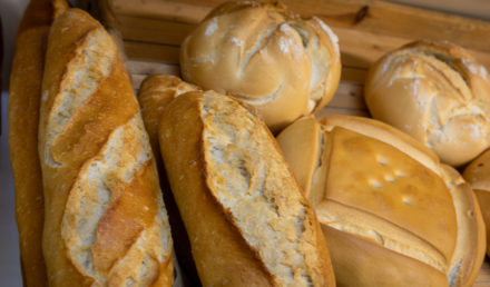 Varios panes de barra y hogazas de pan